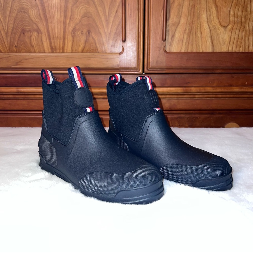 NWOB Tommy Hilfiger Boots Size 7 M Chaney Designer Logo Shoe Boot Design